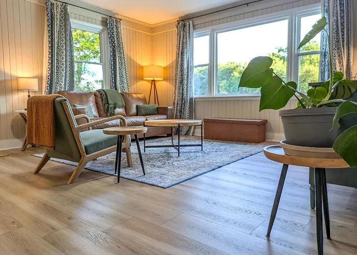 Escape To The Riverfront Hideaway Holiday home