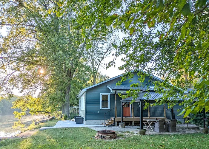 Holiday home Escape To The Riverfront Hideaway *