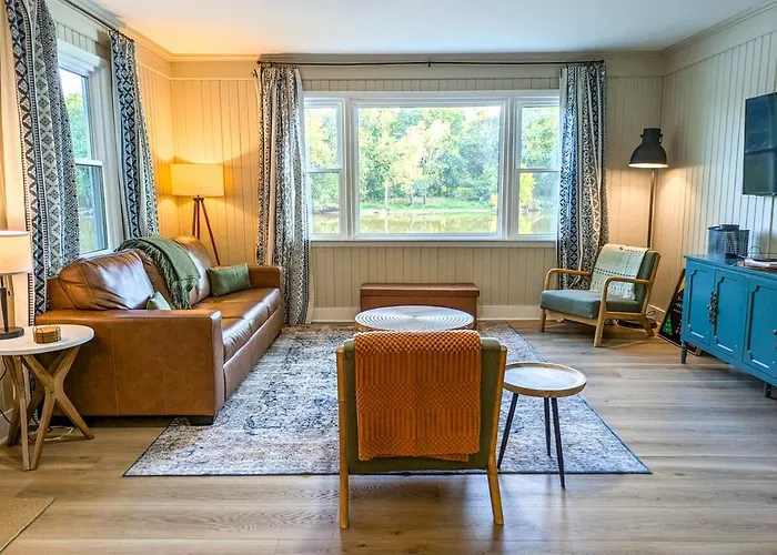 Escape To The Riverfront Hideaway Momence