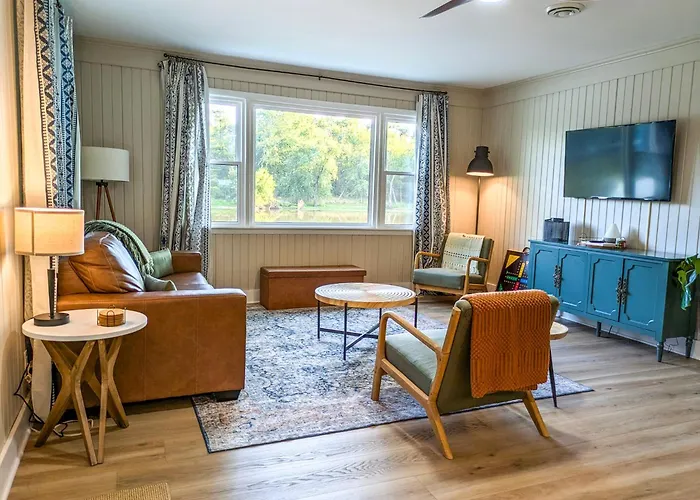 Escape To The Riverfront Hideaway Holiday home Momence