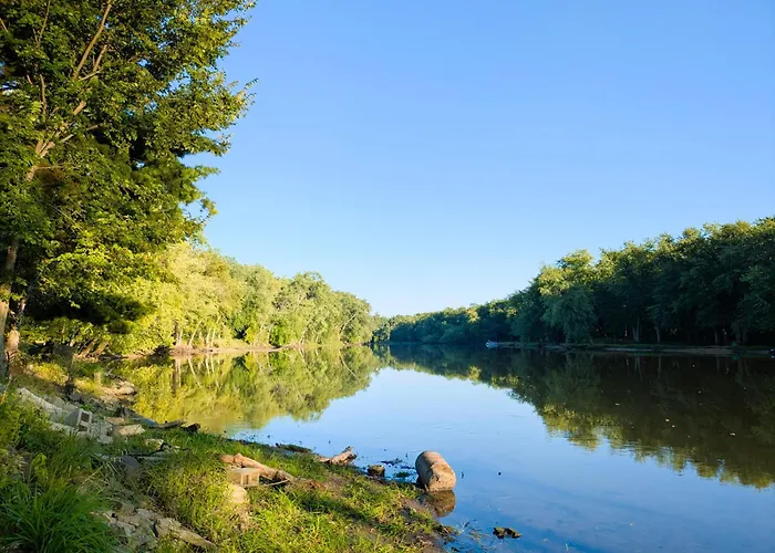 Escape To The Riverfront Hideaway Holiday home